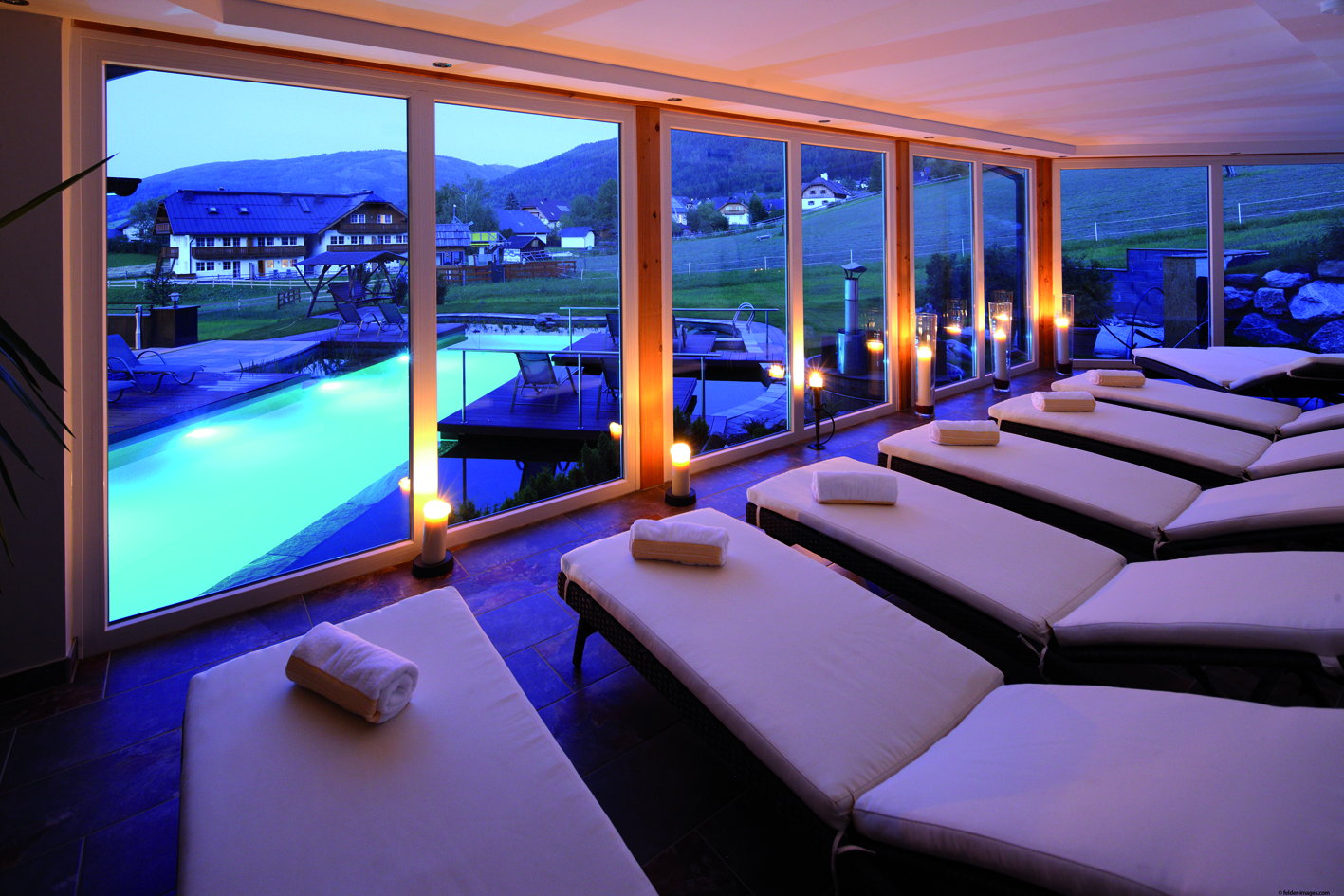 Naturpool im Wellnessbereich eines Hotels